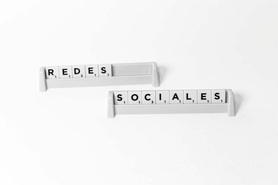 Scrabble tiles arranged to spell 'Redes Sociales', depicting social media on a white background.